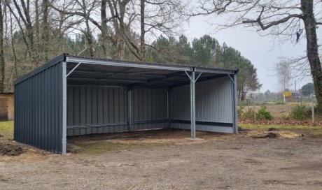 Montage d'un abri ( carport ) carport voiture métallique sur la commune de Liposthey ( 40 ) par B2M Bâtiment métallique modulable de Saugnacq et Muret