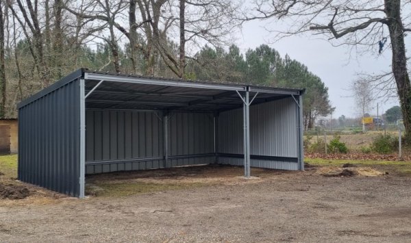 Montage d'un abri ( carport ) carport voiture métallique sur la commune de Liposthey ( 40 ) par B2M Bâtiment métallique modulable de Saugnacq et Muret